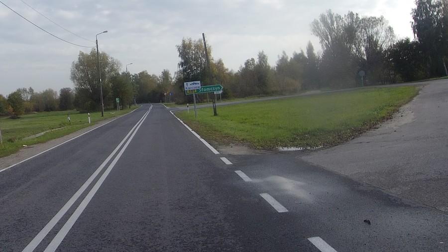 Skrzyżowanie dróg na wsi