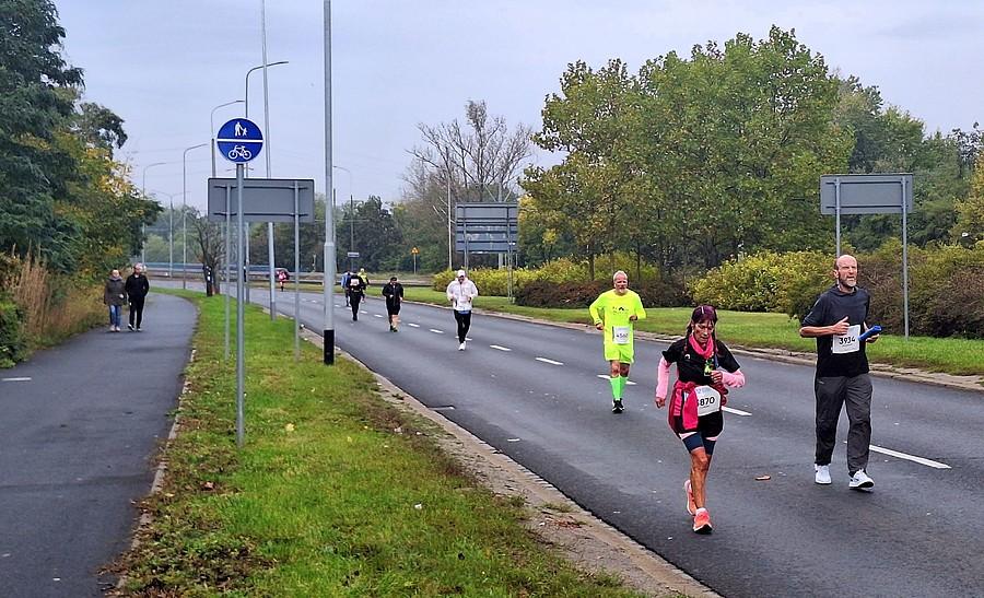 Biegnie poznański maraton