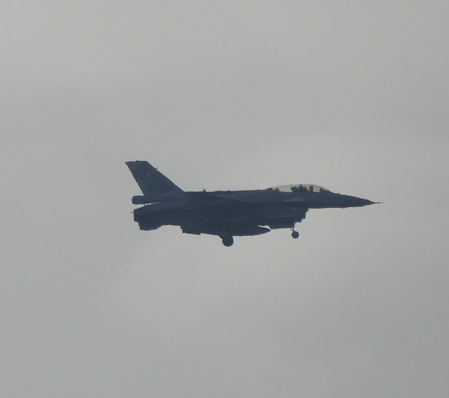 F16 leci na zachód