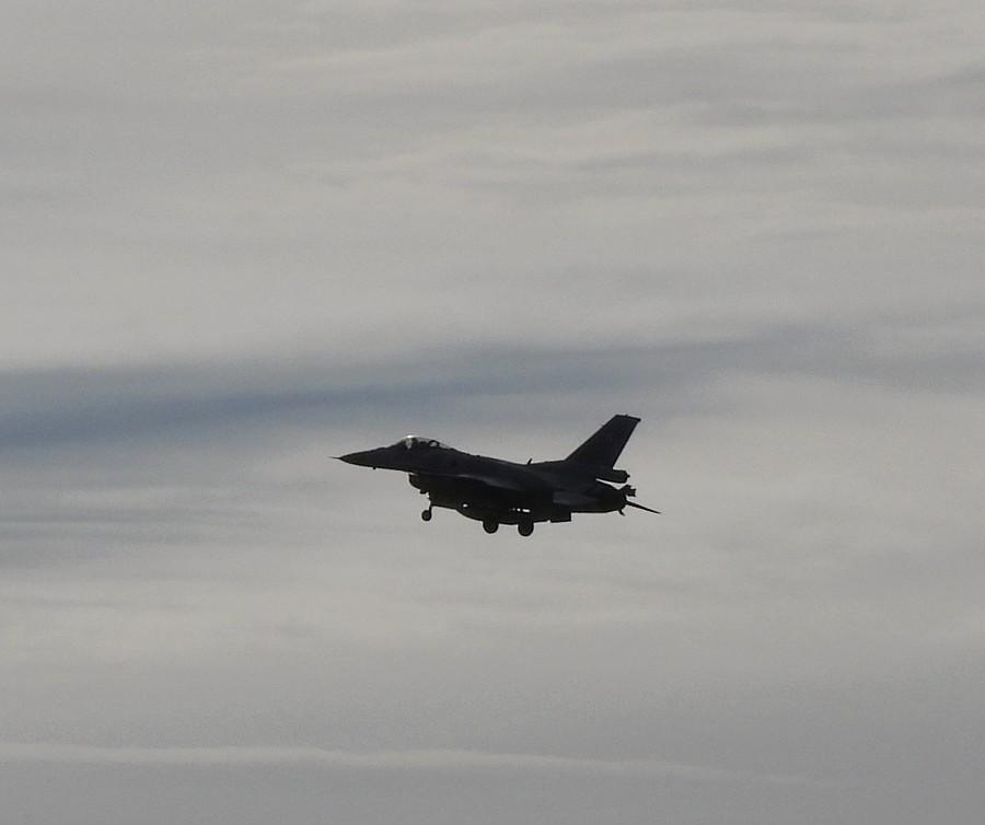 F16 na chwilę przed lądowaniem