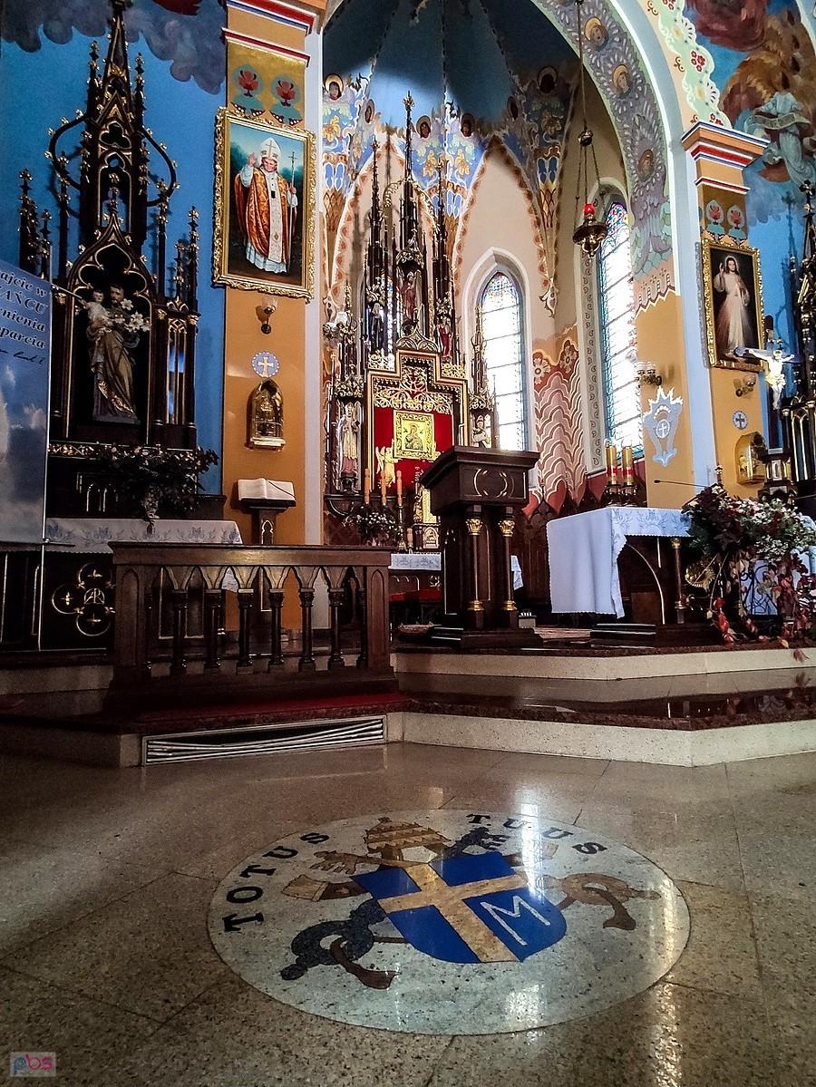 Herb papieski JP II na posadzce przy prezbiterium