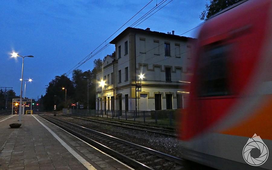 lokalny pociąg wtacza się pod opustoszały dworzec w Suchedniowie