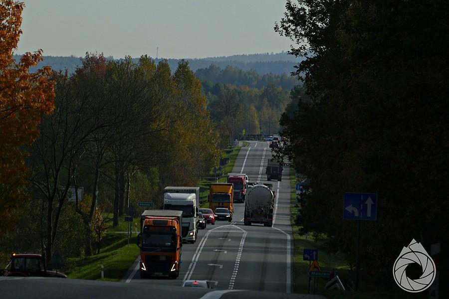 DK74 na południe, w stronę gór
