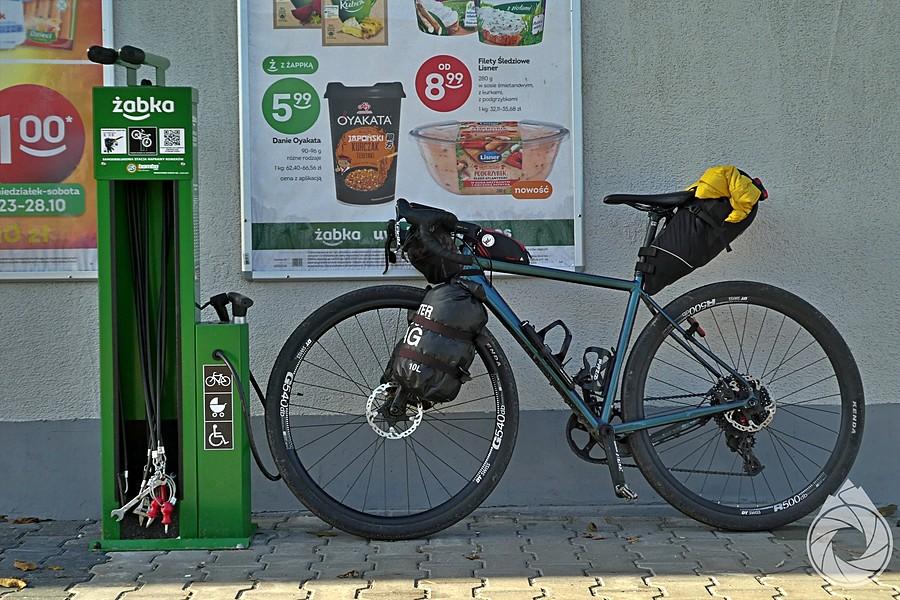 Żabka promuje dojazd rowerem do sklepu (żeby wydać u nich pieniądze zaoszczędzone na benzynie)