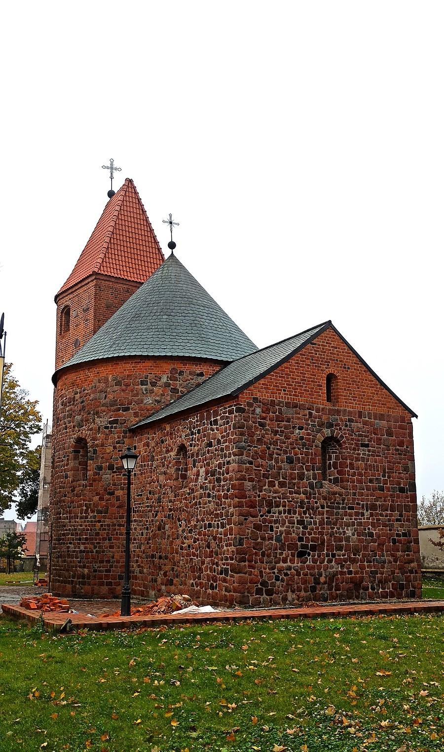 Kościół (rotunda) św. Prokopa w Strzelnie z prezbiterium o podstawie kwadratu (jedynym takim na świecie)