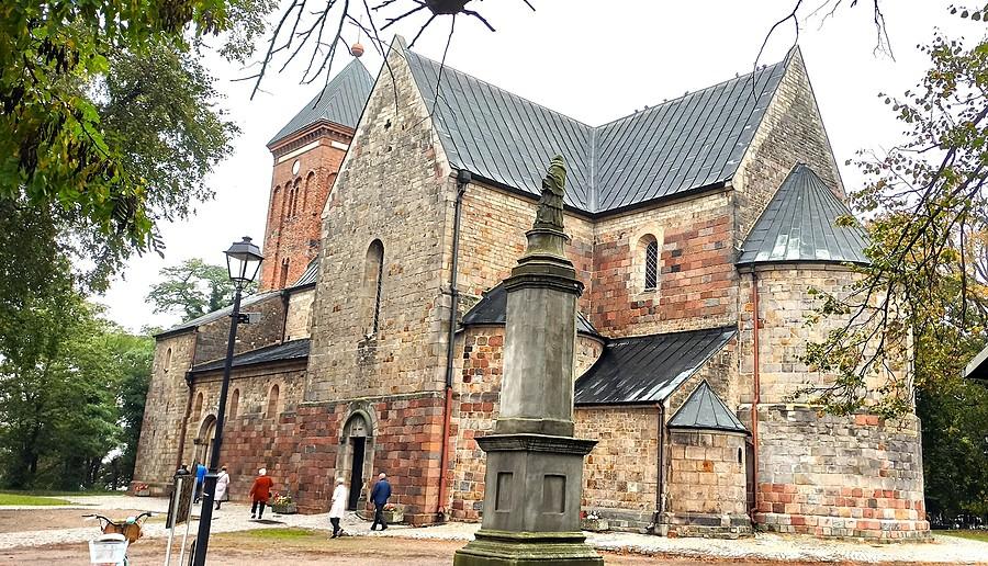 Kruszwicka kolegiata z pocz. XII w. Jedna z najstarszych i najlepiej zachowanych w całym kraju