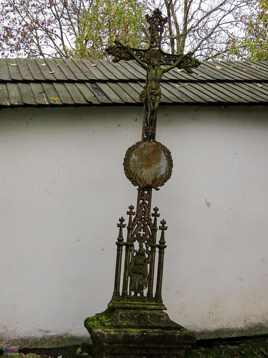 Krzyż nagrobny przy kościelnym murze
