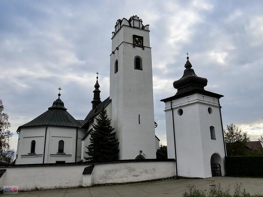 Główne wejście do kościoła prowadzi pod przechodnią dzwonnicą