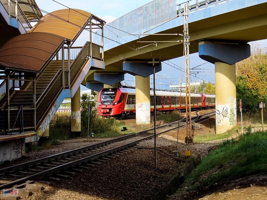 Pociąg SKM wjeżdża na przystanek Warszawa Służewiec