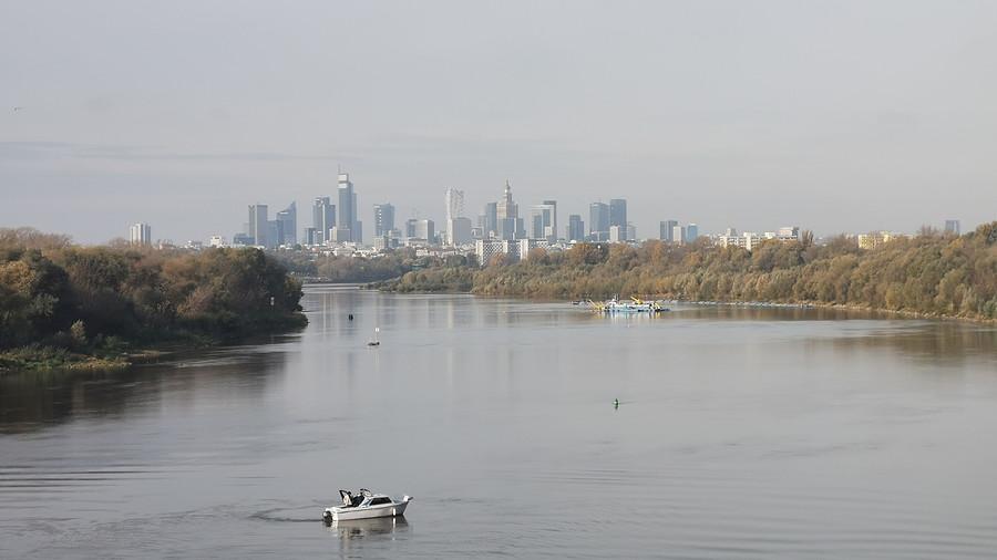 Fotka z mostu z łódką i Manhattanem (zoom)