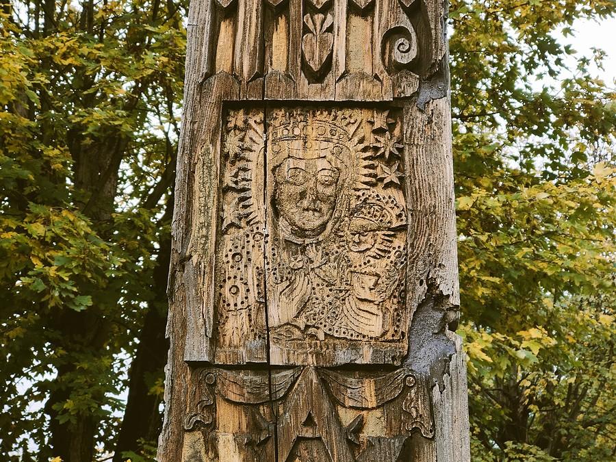 Kaczanowo - przykościelny słup z 1855 roku.