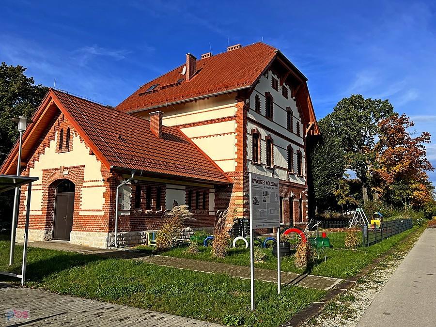 Dawny dworzec kolejowy w Reńskiej Wsi