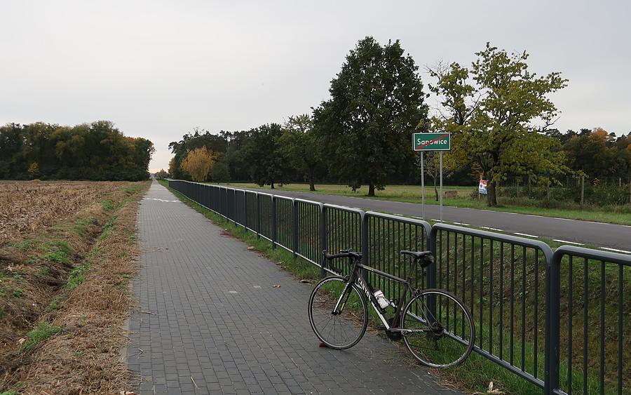 Na odcinku Strykowo - Sapowice powstała taka oto pieszo-rowerówka