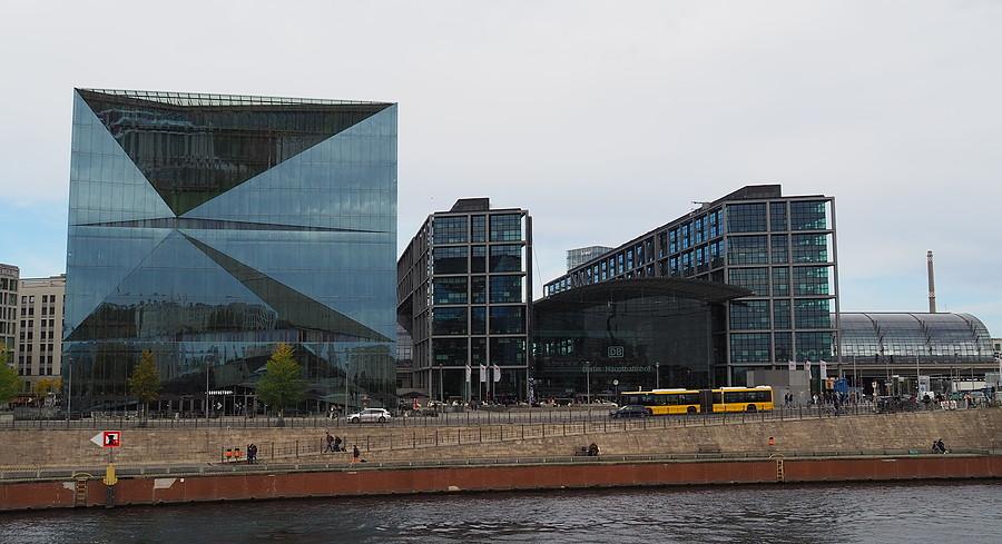 Berlin Hauptbahnhof – główny dworzec kolejowy Berlina, widok od strony Szprewy