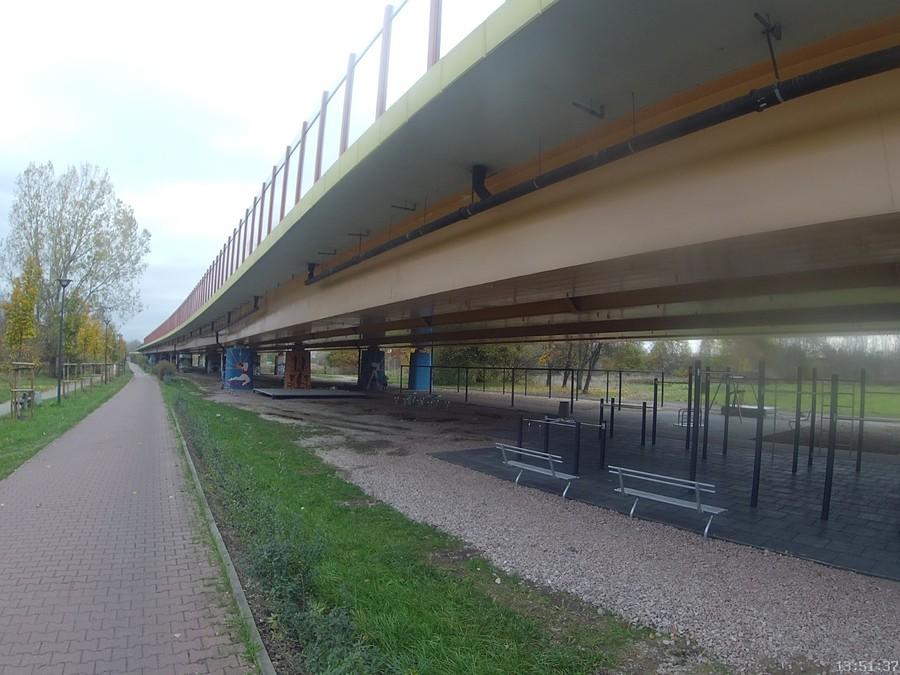 A właściwie pod wiaduktem