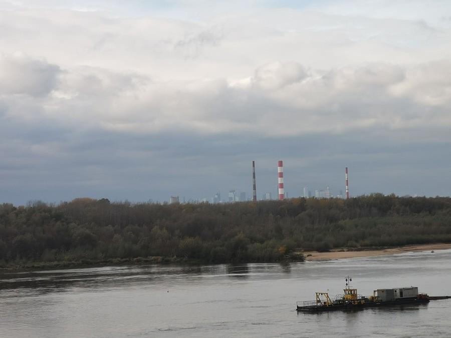 Kominowy krajobraz nad rzeką