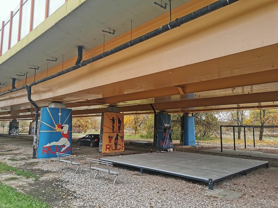 Graffiti pod mostem z plenerową sceną