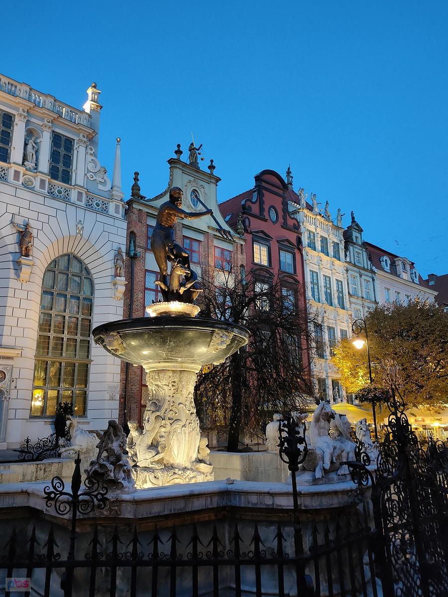 Neptun wciąż stoi