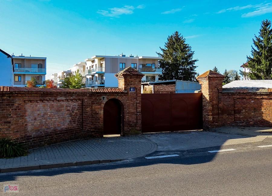 Po przedwojennym gospodarstwie ogrodniczym na Grabowie pozostał tylko mur