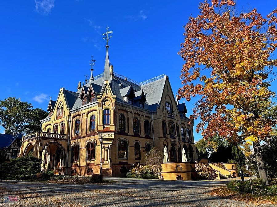 Pałac Większyce w jesiennych barwach