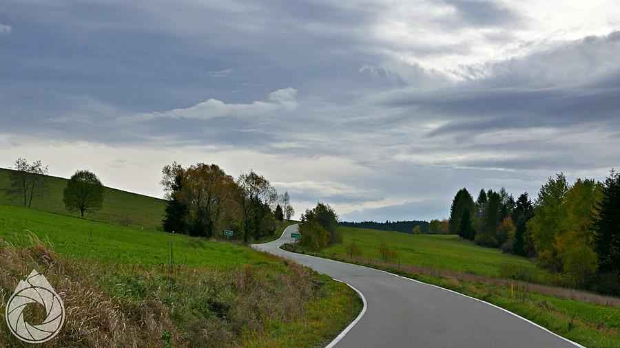 nitka drogi na przełączkę nad Berestem