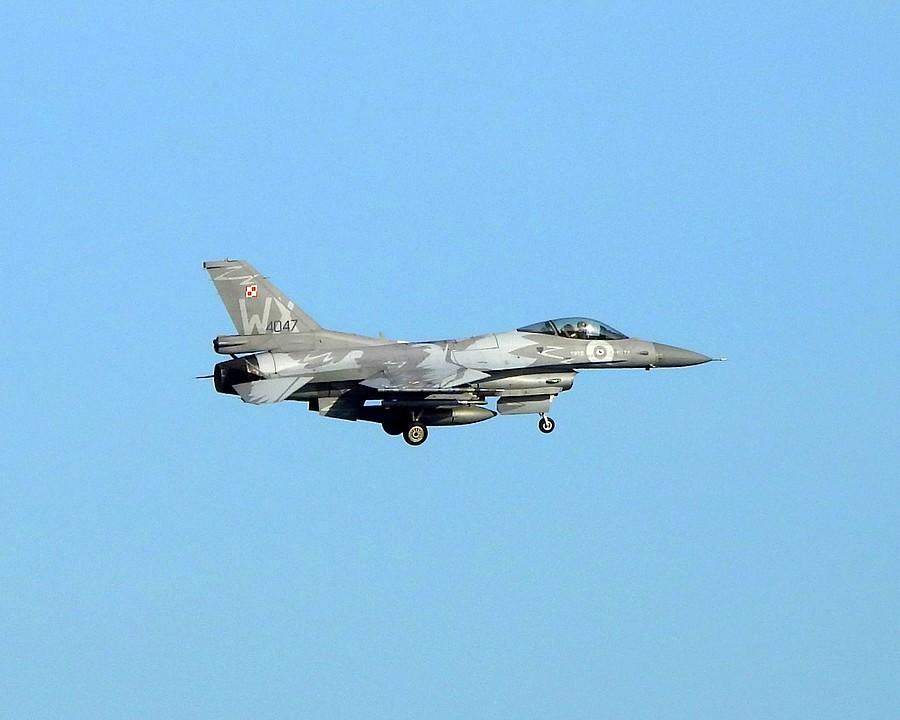 F16 podchodzi do lądowania