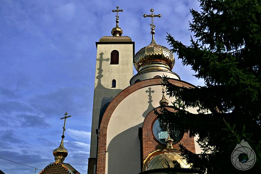 cienie krzyży cerkwi w Biłgoraju