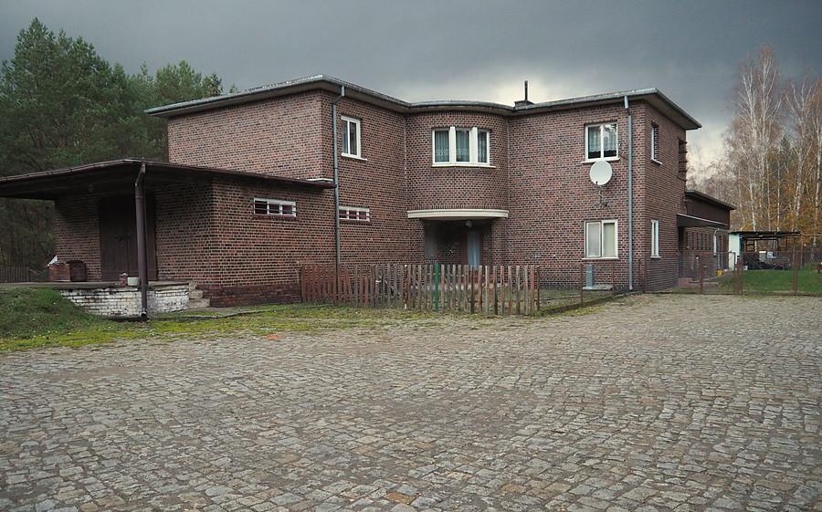 Modernistyczny budynek dawnej stacji kolejowej w Murzynowie