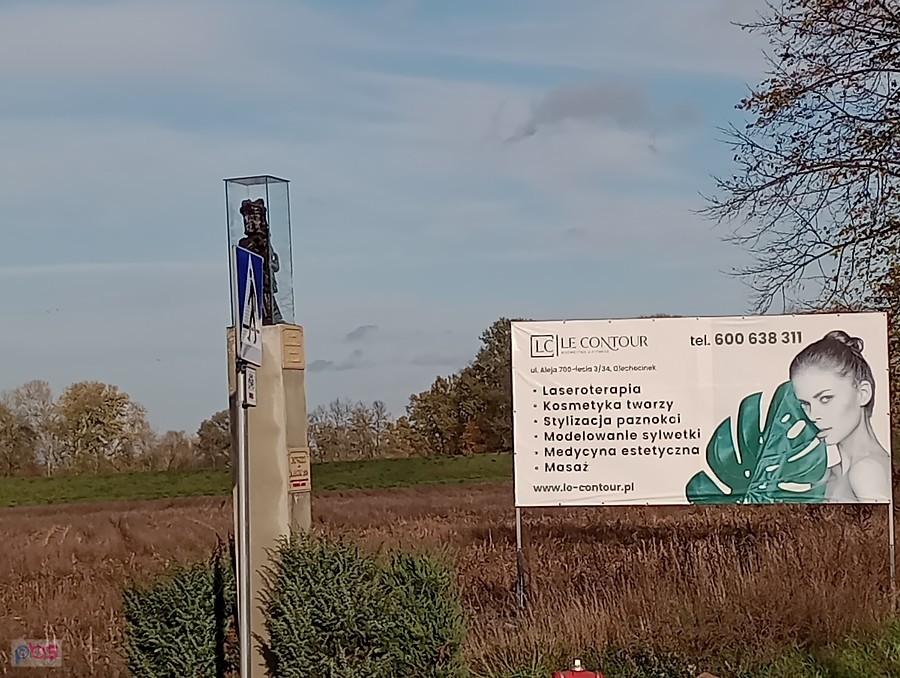 Święty Nepomucen, patron powodzian - figurka przy drodze nad Wisłę