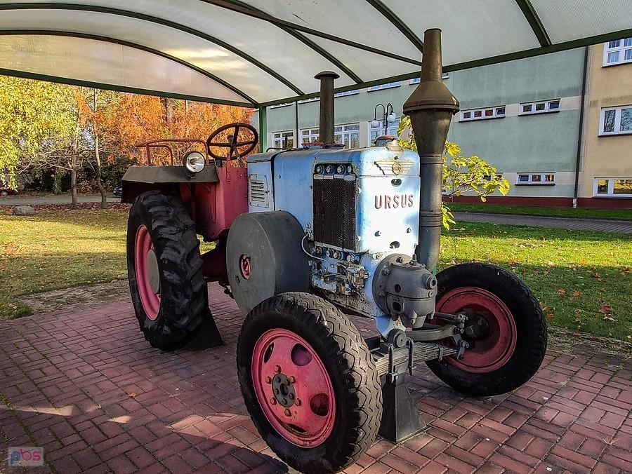 Totem wydziałowy - traktor Ursus C-45