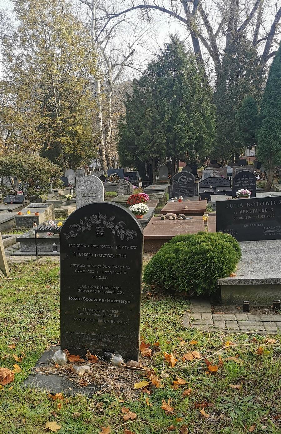 "Jak róża pośród cierni"