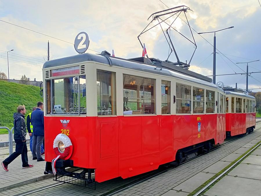 Zabytkowy tramwaj na ulicach Częstochowy.