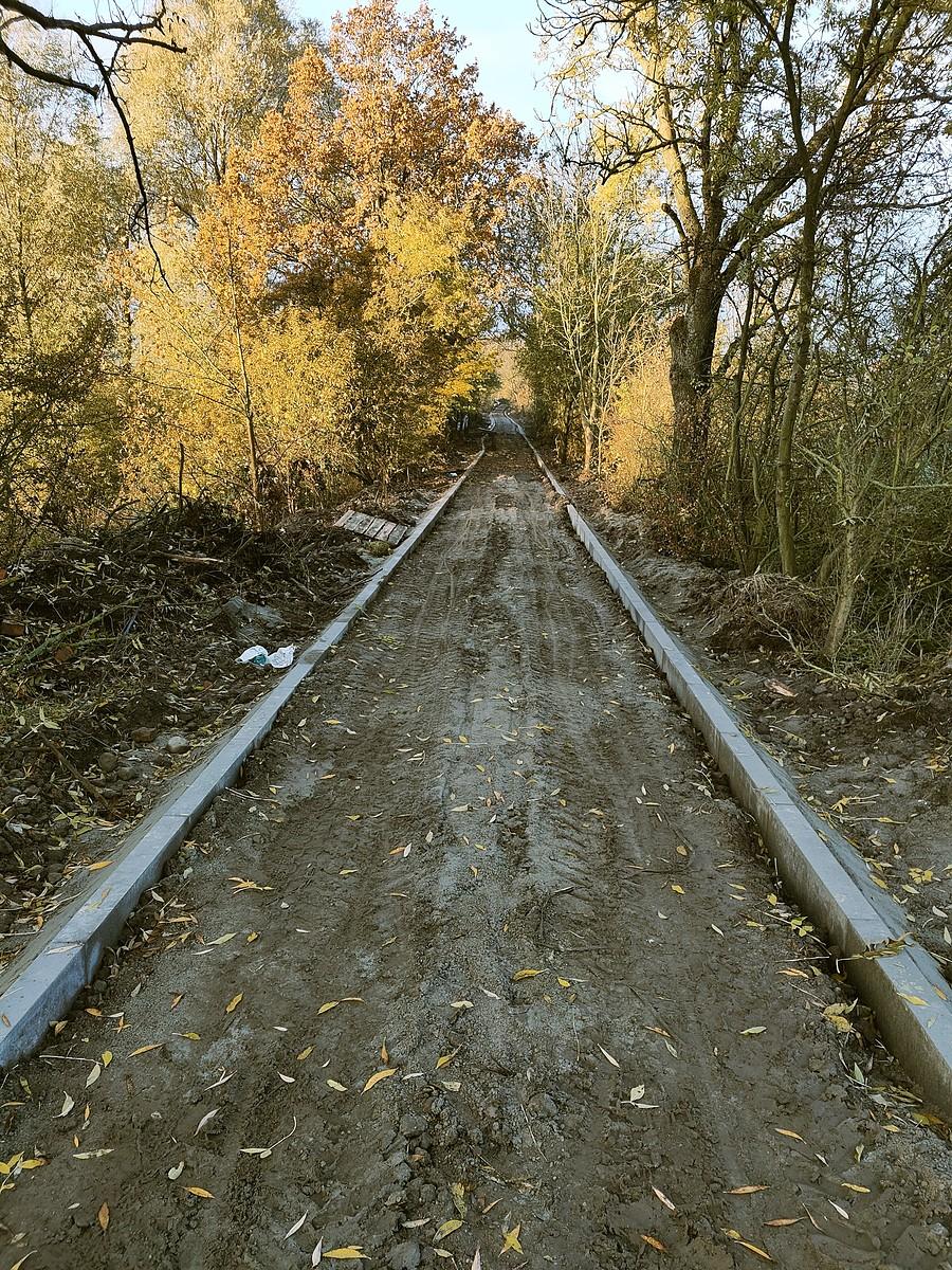 Budowa ścieżki po śladzie kolejki wąskotorowej CPO