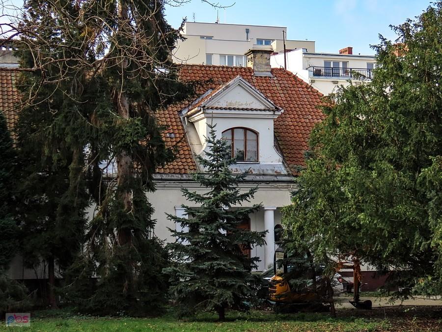 Willa prezydenta Narutowicza schowała się zupełnie za drzewami