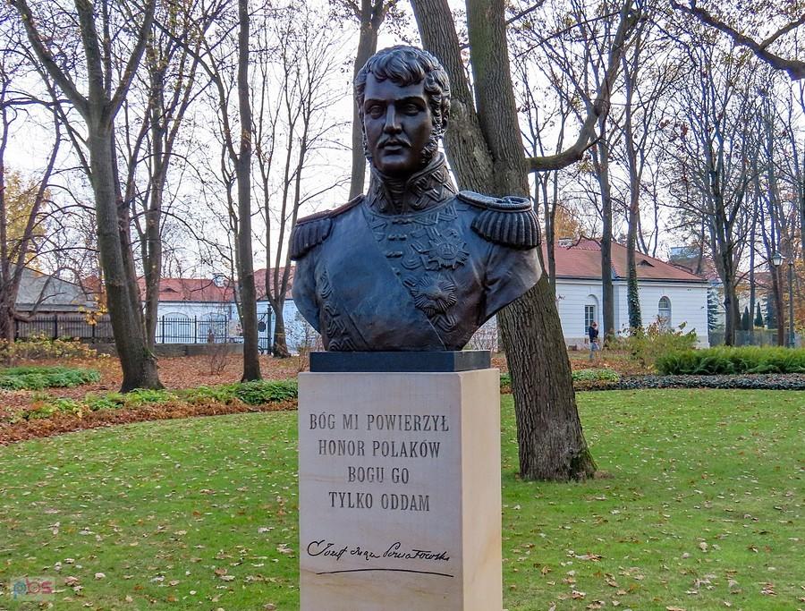 Generał schowany między pałacem i stajniami