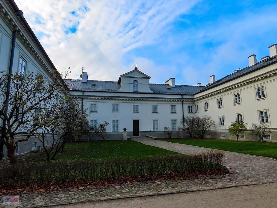 Dziedziniec Podchorążówki