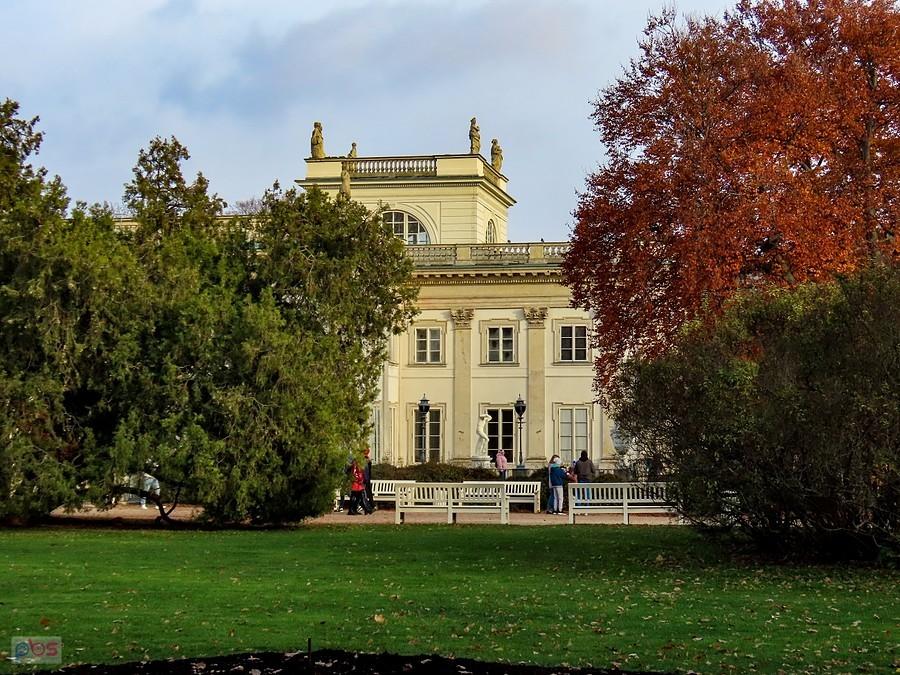 Attykę pałacu zdobią alegorie czterech pór roku