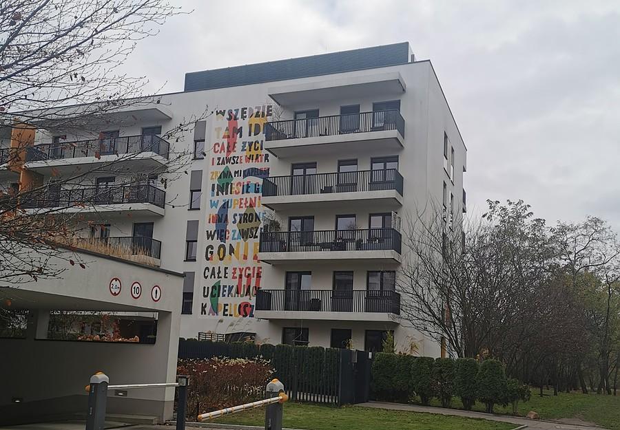 Mural na osiedlu Artystyczny Żoliborz, fragment wiersza Jerzego Ficowskiego