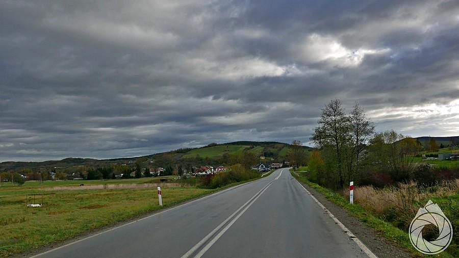 mokre asfalty sprowadzają do Rozdziela