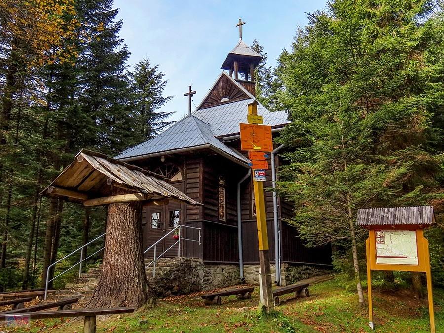 Przy kaplicy znajduje się informacja o szlaku narciarskim na Przehybę