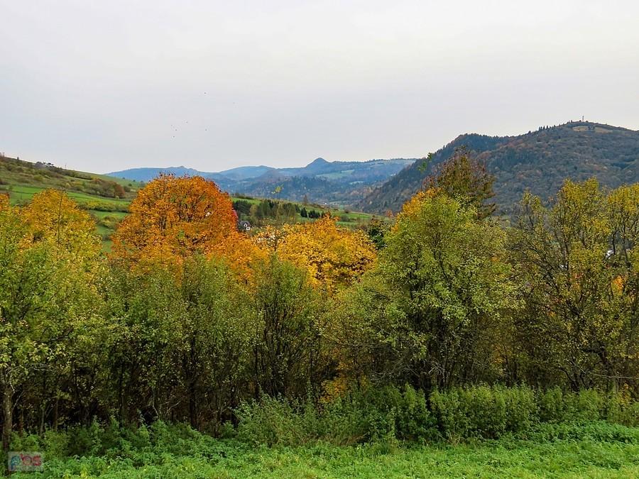 Po prawej kopiec Jarmuty, a w oddali charakterystyczny czubek Wysokiej
