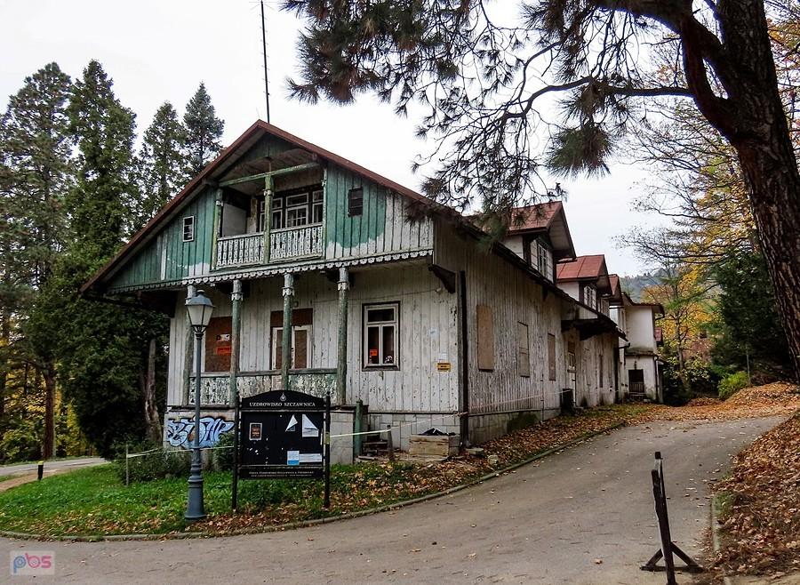 Niszczejące sanatorium Świerki w Parku Górnym