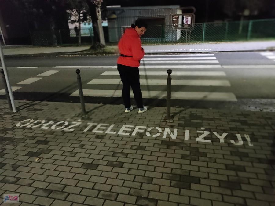 Człowiek w czerwonej kurtce przy przejściu