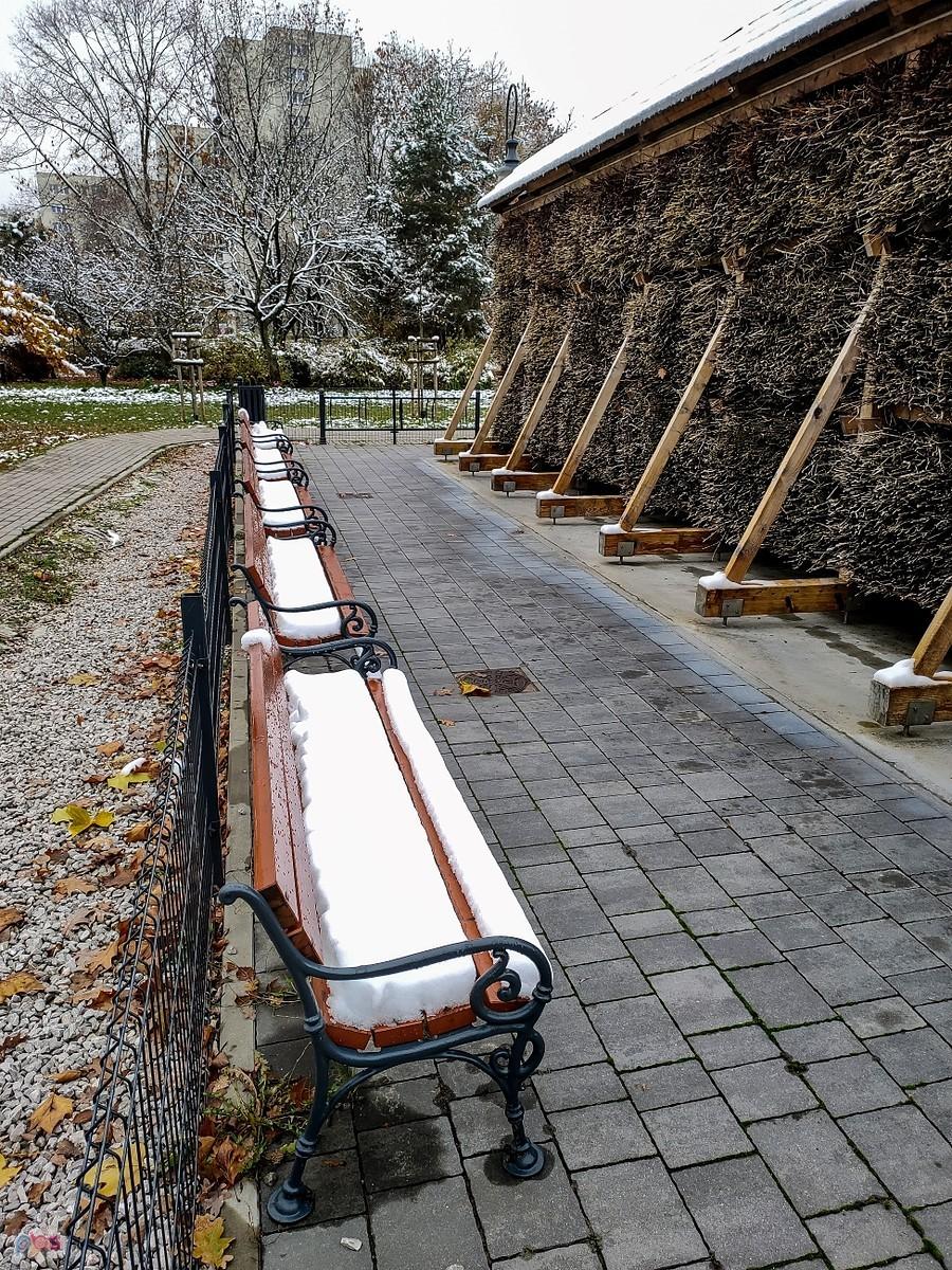 Ławeczki przy tężni