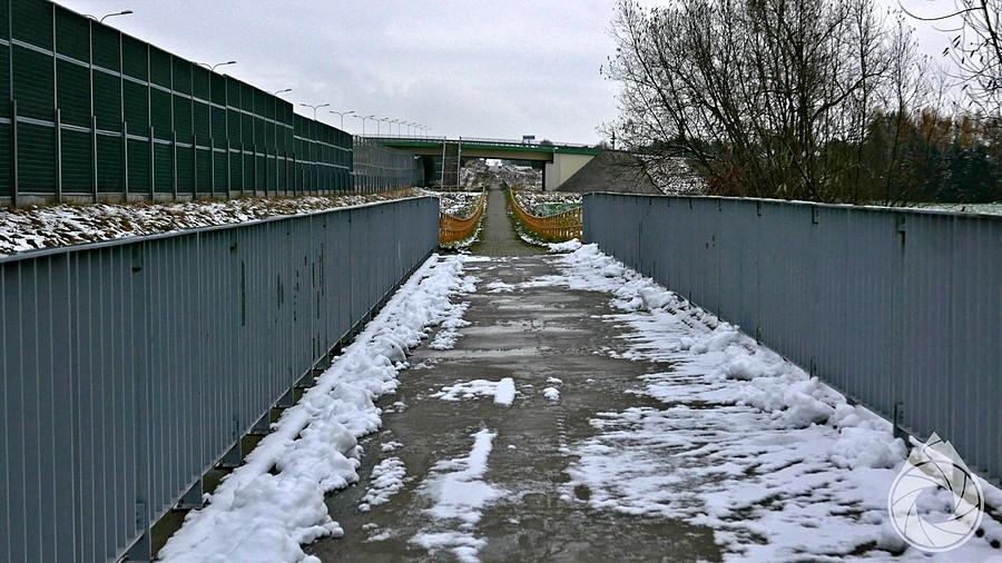 dróżka wzdłuż S12 po śnieżnej nocy