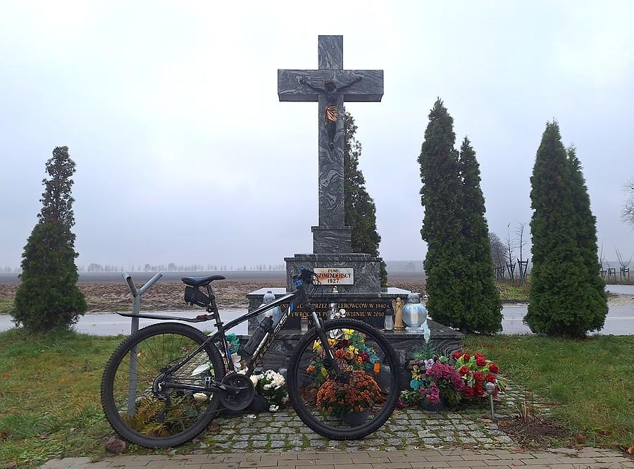 Szaro pod krzyżem