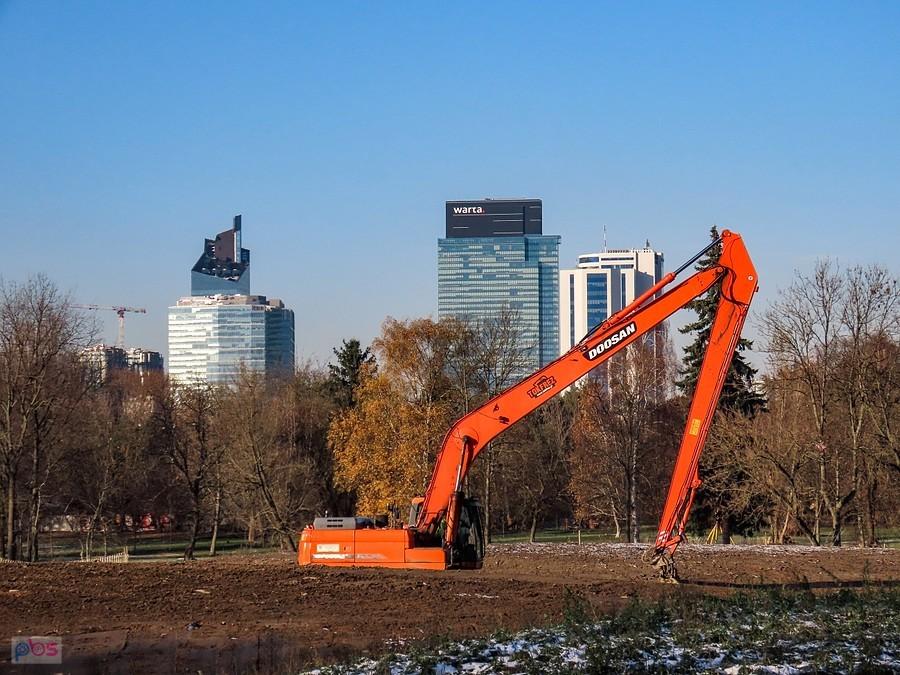 Koparka na Polu Mokotowskim ryje ziemię na psiej łączce