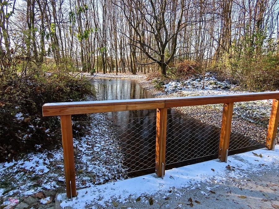 Betonowy mostek nad kanałem otrzymał nowe balustrady