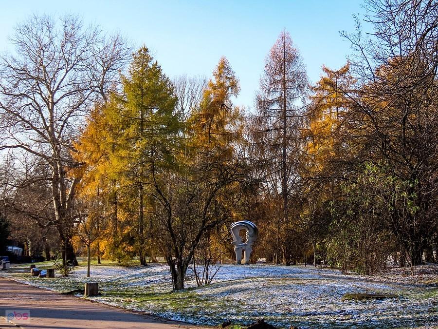 Rżeźba "Symbioza" na górce wśród modrzewi