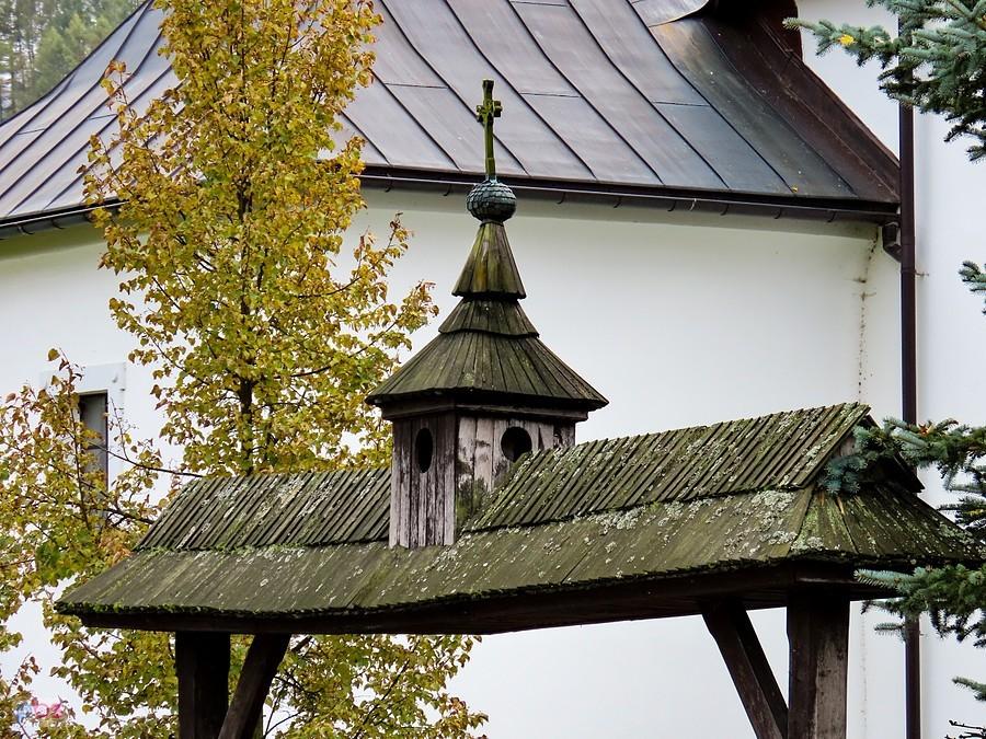 Kościelna brama z sygnaturką